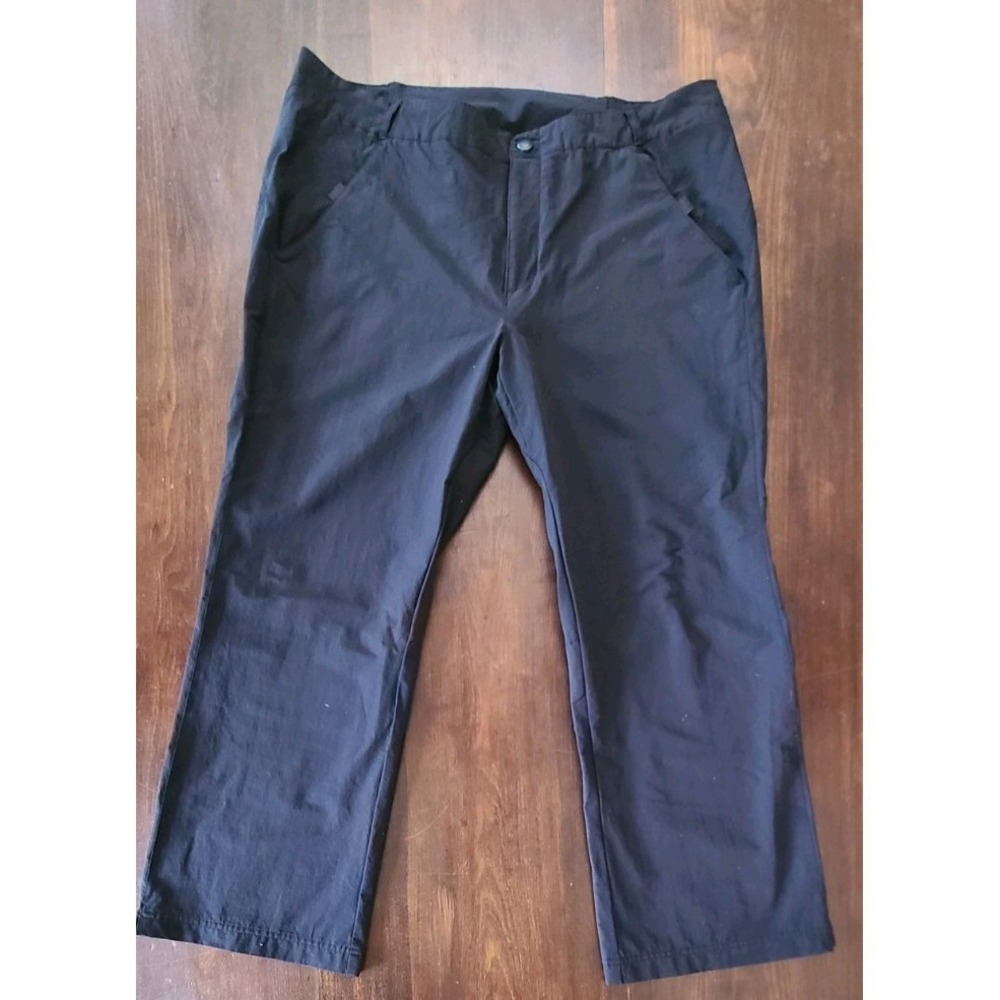 Columbia Titanium women's black stretch zip-front hiking pants Sz L Short